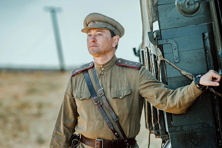 «Если вы идете в профессию, чтобы стать известными, лучше сразу становитесь блогерами»: Сергей Безруков об актерской работе, судьбе и конфликтах с режиссерами