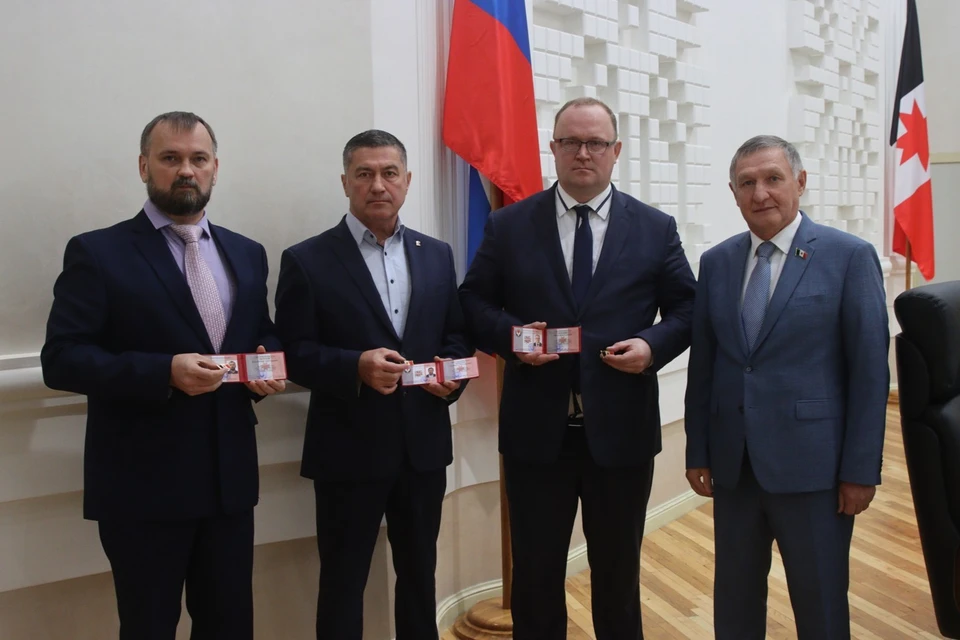 Удостоверения депутатов вручил Владимир Невоструев. Фото: udmgossovet.ru