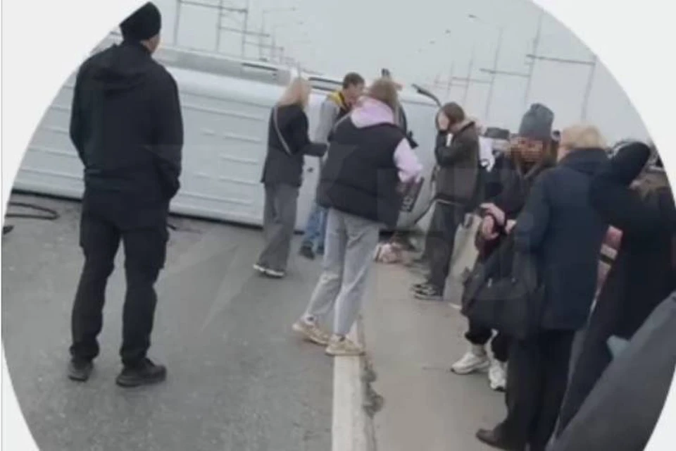 На Академическом мосту столкнулись BMW, Toyota Caldina и маршрутка. Фото: личный архив Вадима.