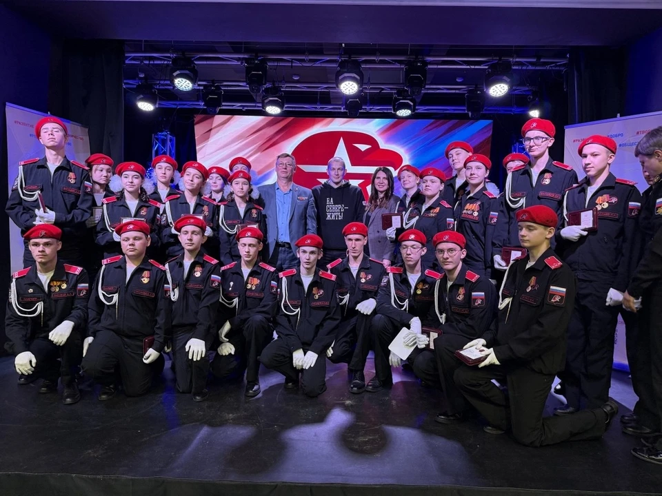 На сцену поднялись 114 юнармейцев из разных уголков Мурманской области. Фото: gov-murman.ru/