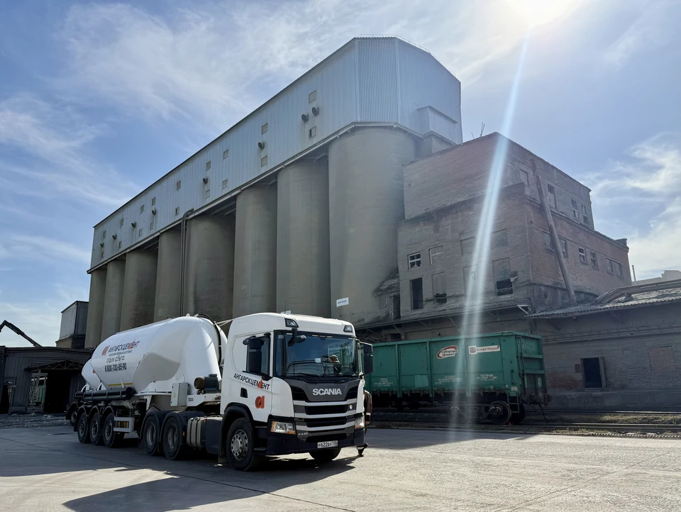 Заметные перемены на Ангарском цементном заводе - быстрая и удобная погрузка готовой продукции. Фото: Пресс-служба АО «Ангарскцемент»