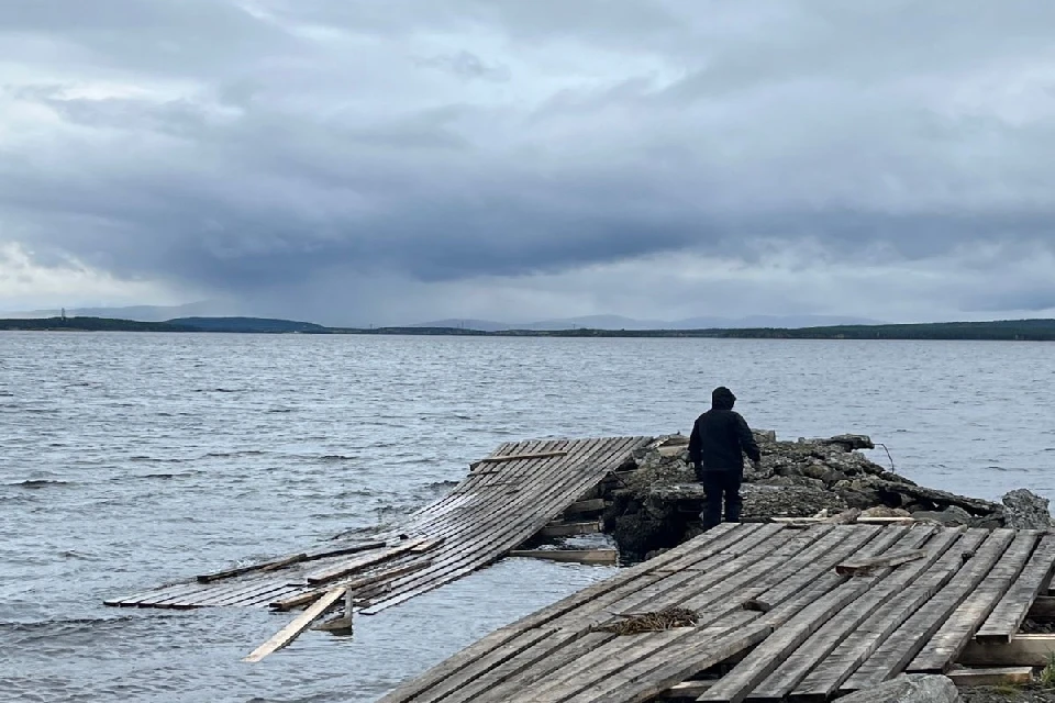 Полностью разрушило причал, где должен был швартоваться уникальный для России норвежский мотобот. Фото: vk.com/rusichfilm