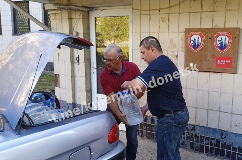 Для жителей, оказавшихся в трудной жизненной ситуации, очень важна помощь с питьевой водой. Фото: ТГ/Кулемзин