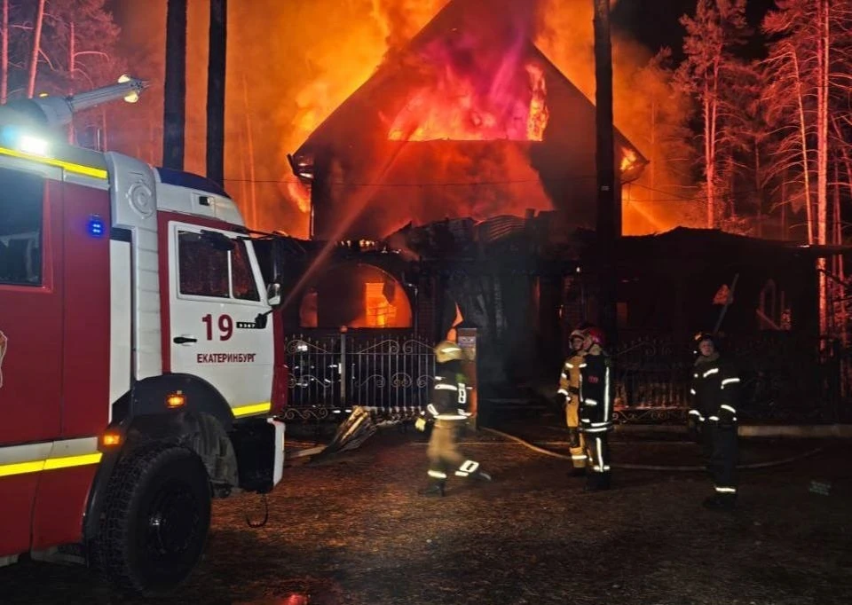 Пожар на площади 500 метров уничтожил кафе полностью. Фото: ИА «Ночные новости»