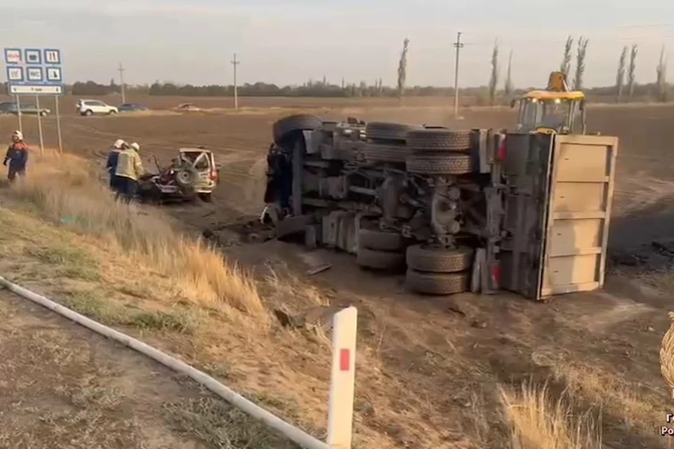 Оба автомобиля вылетели с дороги. Фото: УГАИ по Ростовской области
