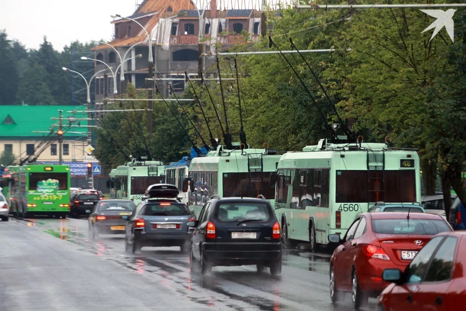 Движение под мостом на Независимости и открыто для общественного транспорта. Снимок носит иллюстративный характер.