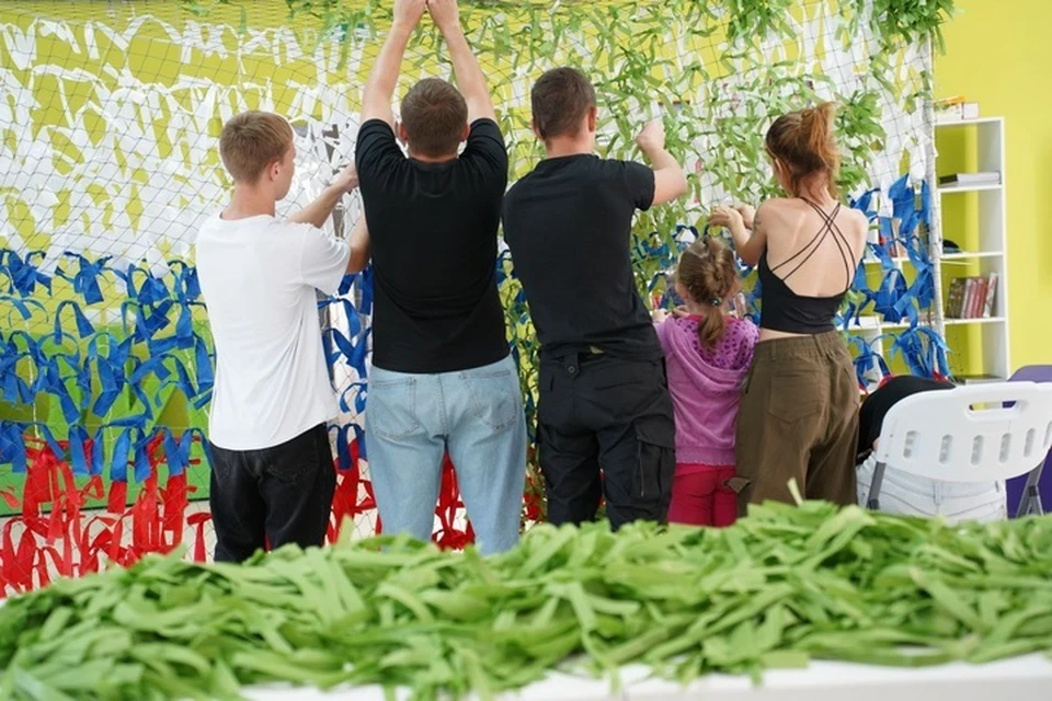 Ребята из Движения Первых делают масксети в Бердянске. Фото: администрация Бердянска