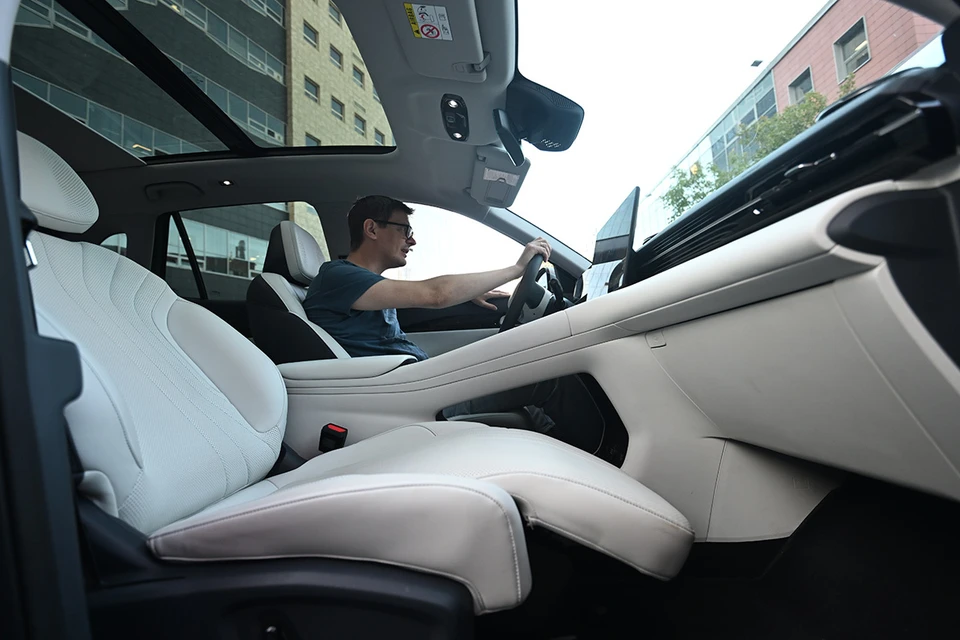 Корреспондент "КП" испытал на себе, каково это быть водителем электрокара