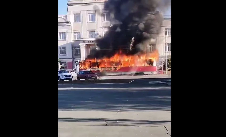 Огонь охватил весь трамвай. Фото: скриншот видео Урал56.Ру
