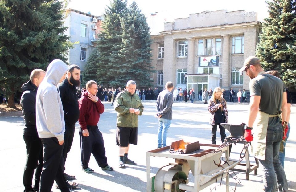 Каждый желающий смог попробовать себя в роли кузнеца. Фото: ИНВХ