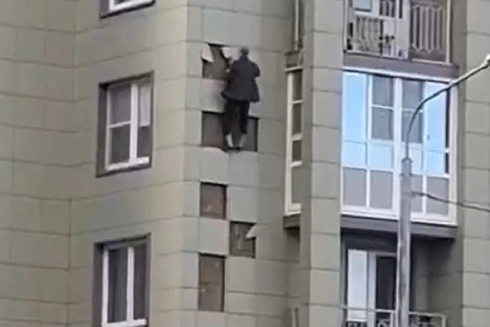 По плитке мужчина добрался прямиком до балкона. Фото: vk.com/slavyanka_news
