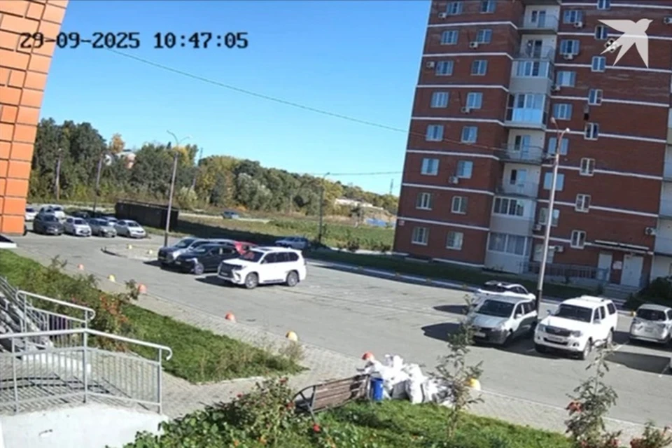 Камеры зафиксировали момент падения человека из окна. Фото: скриншот с видео