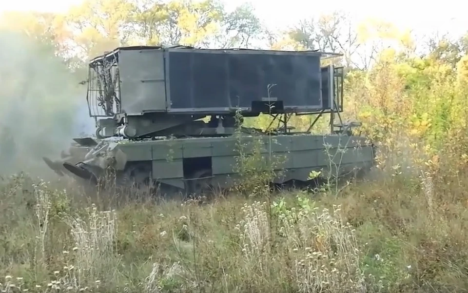 Минобороны России опубликовало кадры боевой работы расчета тяжелой огнеметной системы ТОС-1А «Солнцепек»