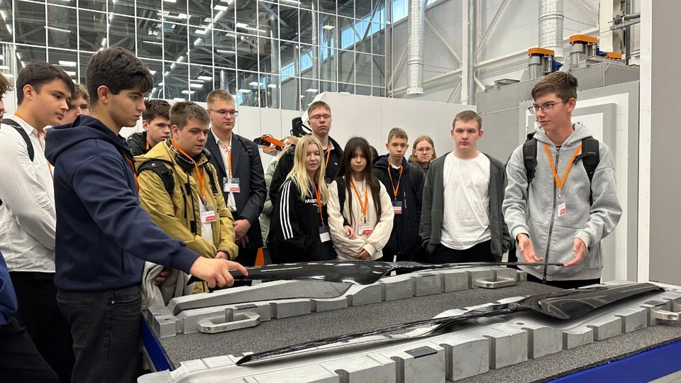 Производственную площадку посетили школьники и студенты из учебных заведений Тольятти и Самары / Фото: Транспорт будущего