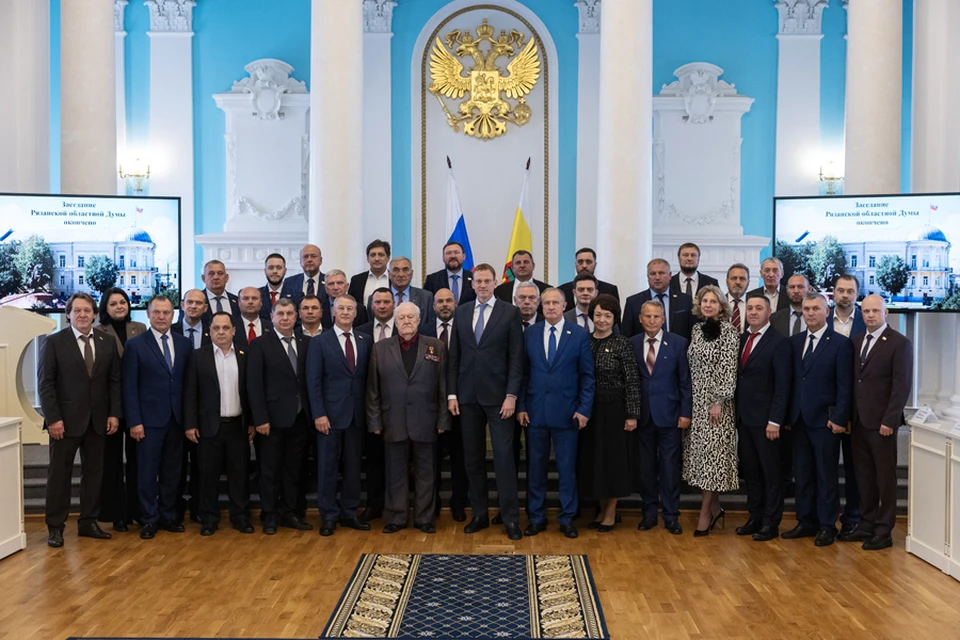 В состав регионального парламента вошли 40 депутатов - представители трех политических партий.