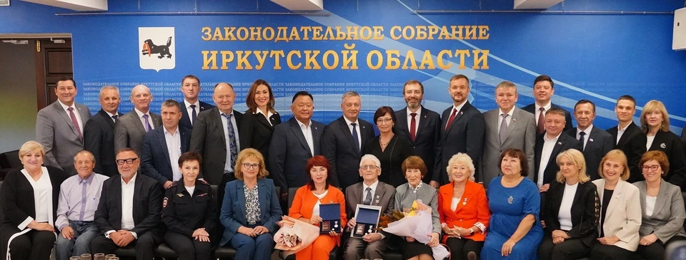 Обладателей высокой награды поздравили депутаты Законодательного собрания, коллеги и родственники. Фото: Лора Гул