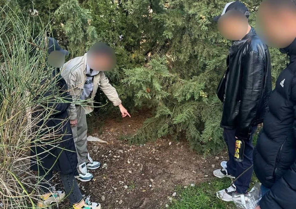 Преступник указал места оборудования тайников. Фото: МВД Крыма