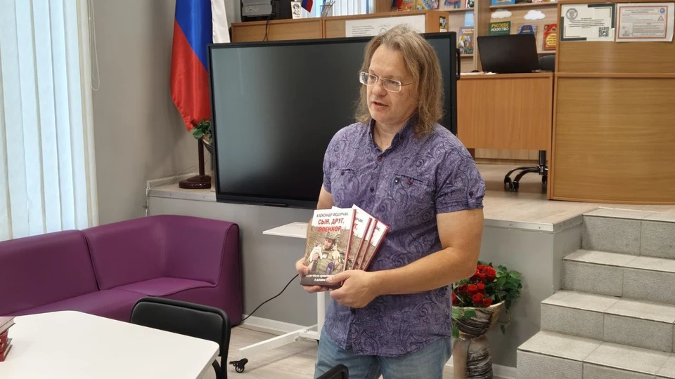Организатор конкурса Майкл Львовски часть тиража литературного сборника «Крымское приключение 2024» подарил мелитопольским библиотекам
