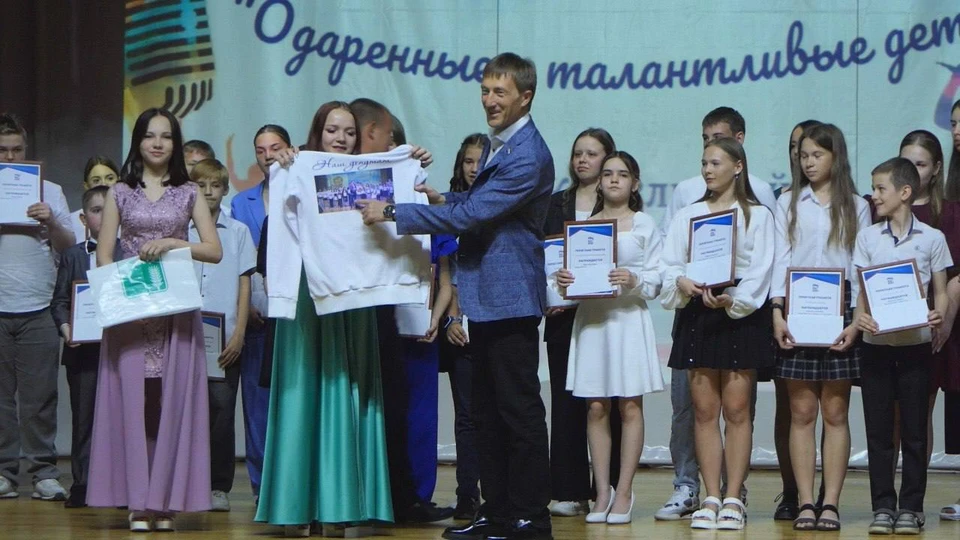 По мнению депутата, в подрастающем поколении сосредоточен огромный потенциал. Фото: самарское реготделение партии «Единая Россия»