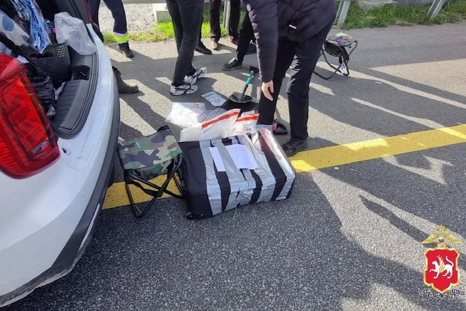 При обыске в специально оборудованном тайнике в двери автомобиля были найдены запрещенные вещества. Фото: МВД Татарстана