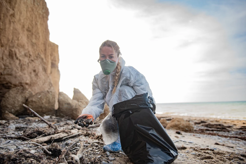 После аварии мазут убирали на побережье Краснодарского края и Крыма.