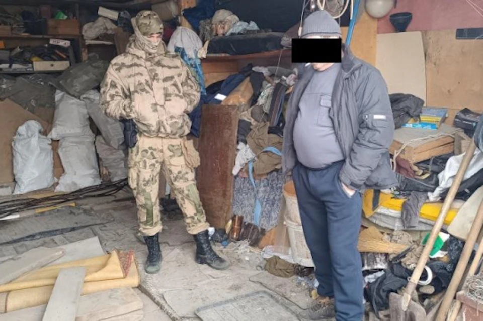 Обыск у подозреваемого. Фото: пресс-служба УМВД России по Брянской области.