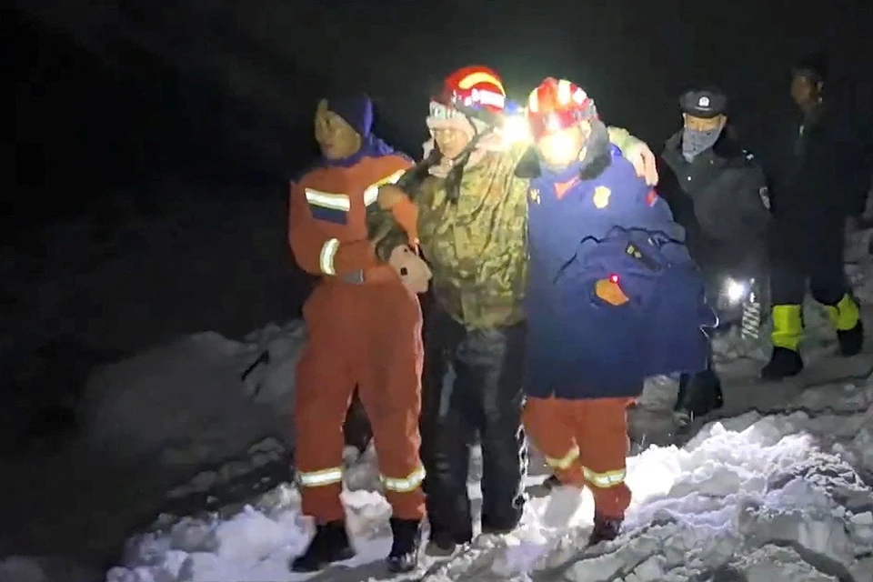 Сотни спасателей направлены на склоны Эвереста для помощи туристам.