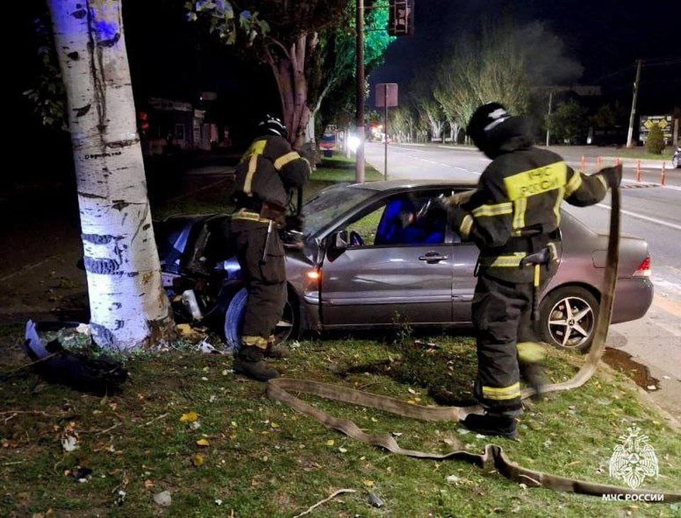 Машина горела после аварии в Мелитополе. Фото: ГУ МЧС России по Запорожской области