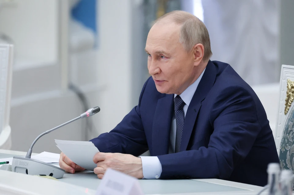 Путин в день рождения посетил Петербург и провел совещание с военными