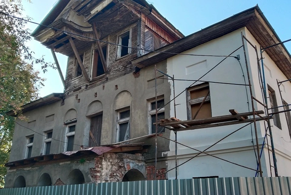 В Ярославле ремонтируют фасад купеческого дома.