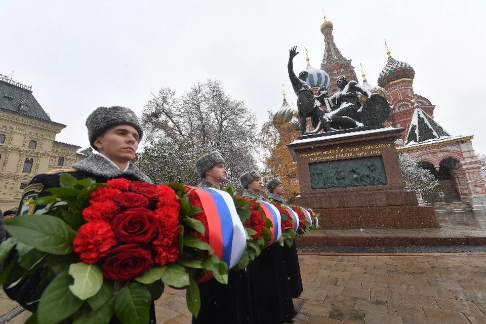 День народного единства приурочен к событиям 1612 года, когда народное ополчение под руководством Кузьмы Минина и Дмитрия Пожарского освободило Москву от польских интервентов