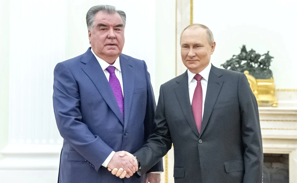 Владимир Путин подарил Рахмону книгу о таджикском народе