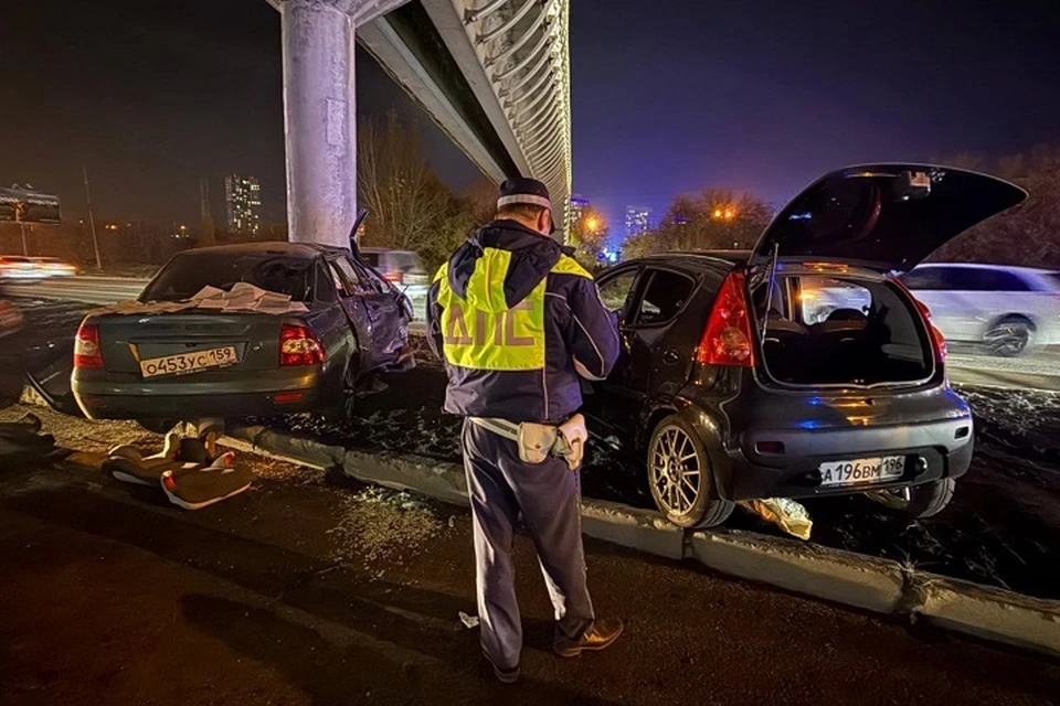 Полицейские устанавливают личность погибшего водителя. Фото: Госавтоинспекция Свердловской области