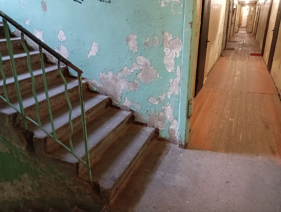 Несущие и ограждающие конструкции повреждены настолько, что в ближайшее время могут обрушиться.