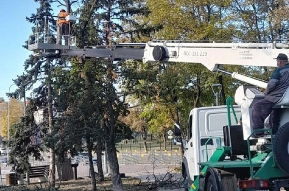 Усилия коммунальных служб направлены на улучшение внешнего вида города и создание комфортной среды для жителей и гостей Мариуполя. Фото: Администрация Мариуполя