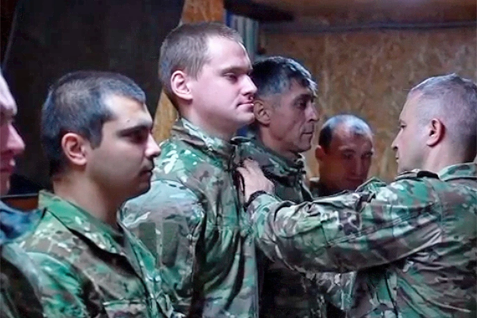Военнослужащим гвардейского парашютно-десантного полка Ивановского соединения ВДВ, отличившимся в ходе освобождения города Часов Яр, вручили на передовой боевые государственные награды.