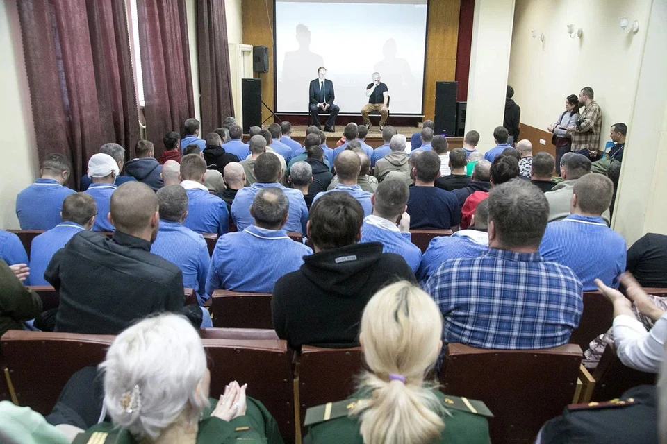 В зрительном зале - военнослужащие, а также врачи, в том числе, офицеры медицинской службы, у которых за плечами по несколько командировок в зоны боевых действий. Фото: Михаил ПЕРИКОВ/«Континент Сибирь»