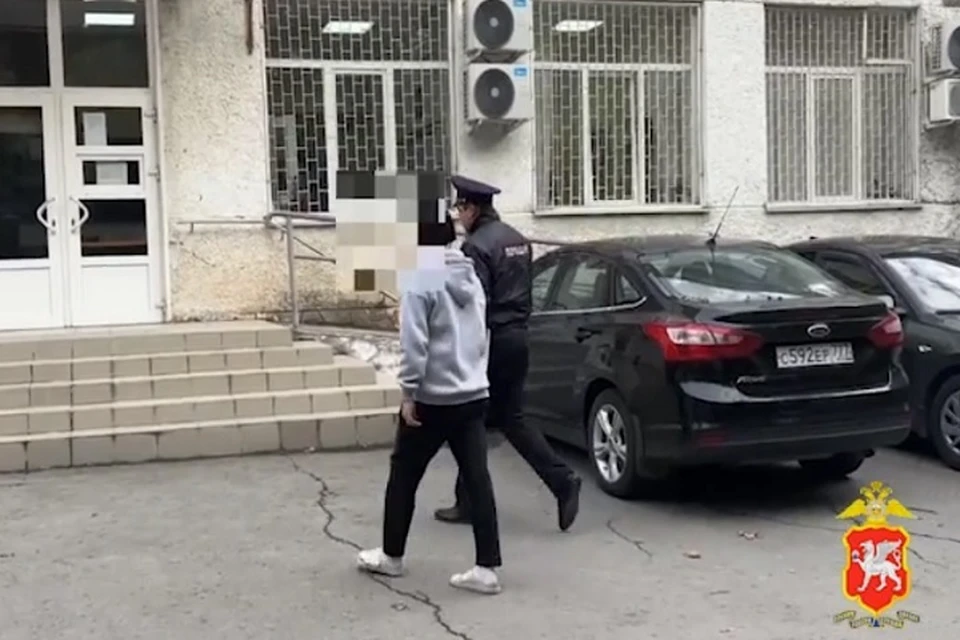 Женщину, вырвавшую хризантемы из кашпо, оперативно задержали. Кадр из видео МВД по РК
