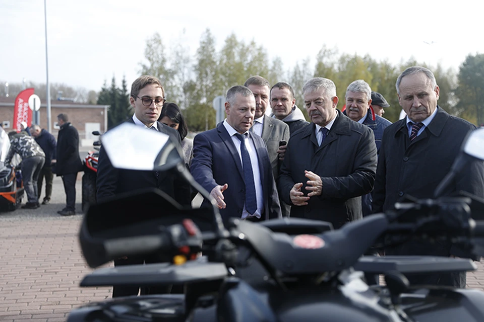 Депутаты, члены областного правительства вместе с губернатором Ярославской области осматривают одну из площадок Недели промышленности – 2025. ФОТО: Сергей Беляков