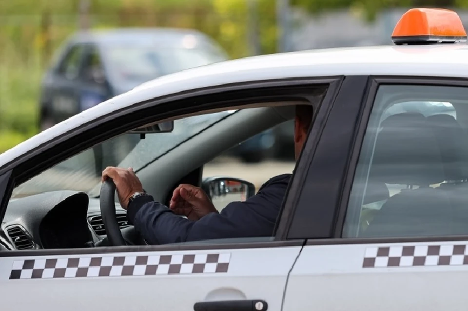 Украинский беспилотник атаковал автомобиль службы такси (архивное фото)