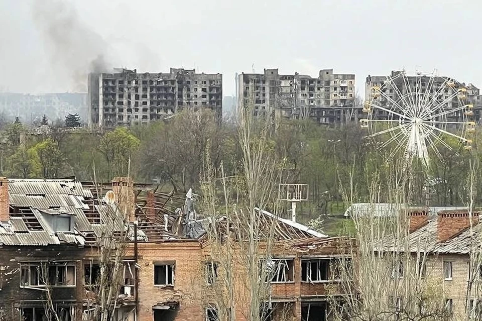 В городе горел троллейбусный парк, подрывались мосты, вылетали стекла в жилых домах. Фото: ТГ/Волошин