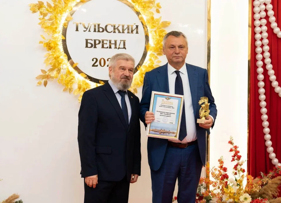 "Тульский бренд" Александру Потапенко вручил заместитель председателя Тульской областной Думы Александр Балберов.