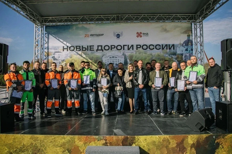 В Мариуполе поздравили дорожников с профессиональным праздником. Фото: Минтранс ДНР