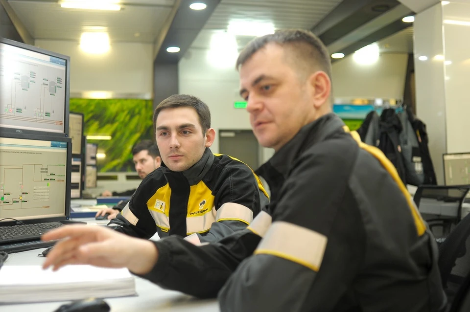 На заводе действует программа наставничества. Фото предоставлено АО «НК НПЗ»