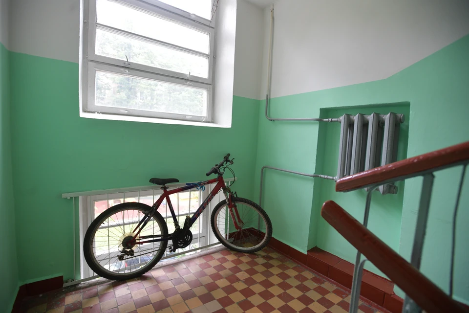 Специалист рассказала, как заставить соседа убрать вещи с лестничной площадки