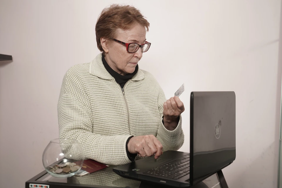 Запомните: передавать данные банковской карты и трехзначный код на сайтах непроверенных онлайн-магазинов или платежных систем небезопасно. Фото: архив "КП"