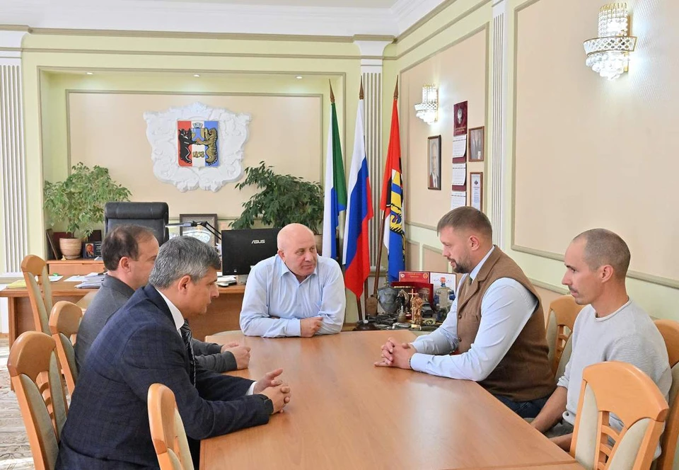 Мэру Хабаровска показали проект мурала, посвященного землякам - героям войны Фото: администрация Хабаровска