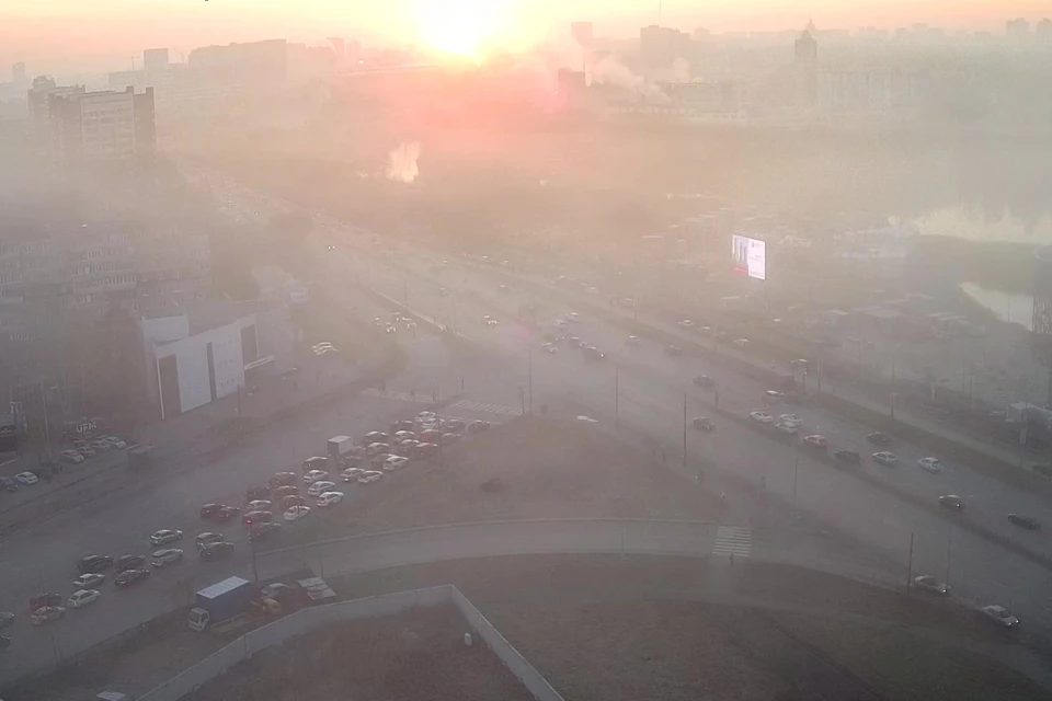 Если приглядеться, можно угадать в этом туманном рассветном пейзаже перекресток улиц Молодогвардейцев и Университетской набережной. Фото: «Интерсвязь»