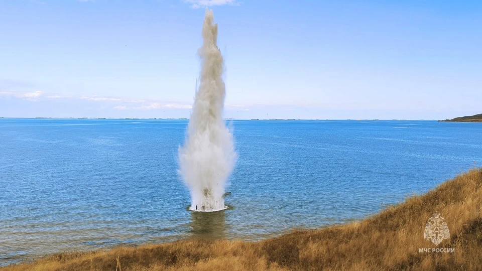 На время операции рыбаков и жителей прибрежной зоны эвакуировали. Фото: МЧС Крыма/Tg