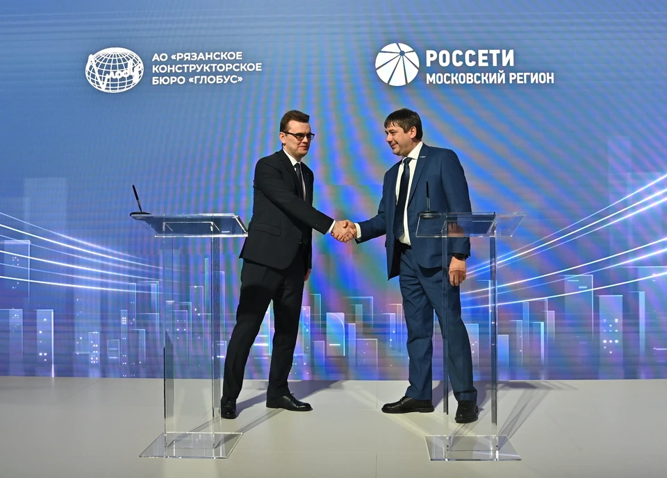 Генеральный директор РКБ «Глобус» Евгений Байкин (слева) и генеральный директор «Россети Московский регион» Александр Пятигор (справа) скрепили заключенное соглашение рукопожатием.